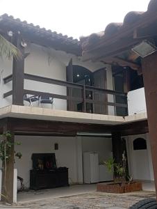 - Vistas a una casa con balcón en Suíte Prainha, en Río de Janeiro