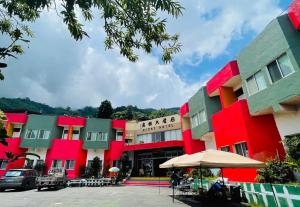 GukengにあるShi Bi Hotelの赤緑塗りの建物