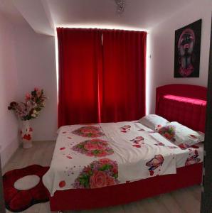 ein Schlafzimmer mit einem Bett mit Blumen darauf in der Unterkunft Apartament 3 camere militari residence in Roşu