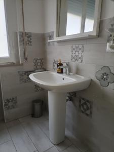 y baño con lavabo blanco y ducha. en Residenza Chiara, en Forlì