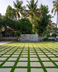 einen Rasen mit Palmen im Hintergrund in der Unterkunft Kent Baywatch Suites in Kochi
