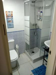 een badkamer met een douche, een toilet en een wastafel bij Apartamento playas de Vera con vistas al mar in Vera