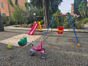 - une aire de jeux pour enfants avec balançoire et balançoire dans l'établissement VILLA GLAUER - D'AMICO, à Sestri Levante