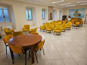 une salle d'attente avec tables et chaises et une salle de classe dans l'établissement VILLA GLAUER - D'AMICO, à Sestri Levante