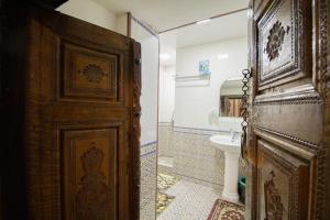 Ένα μπάνιο στο Hotel Zaringiz +75 φωτογραφίες