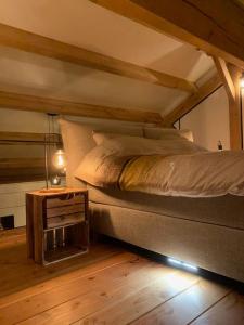 una camera con letto e comodino di Vakantiehuis Hollestelle a Ovezande
