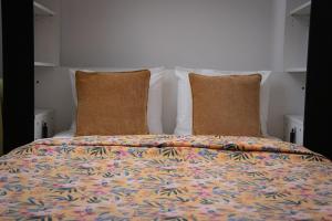 - un lit avec 2 oreillers et une couette dans l'établissement House4You - Bălcescu 26, à Bucarest