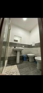 - Baño con 2 lavabos y 2 aseos en Etna &Vita, en San Giovanni la Punta