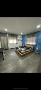 1 dormitorio con 1 cama grande en una habitación en Etna &Vita, en San Giovanni la Punta
