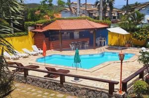 ein Pool vor einem Haus in der Unterkunft Pousada Estalage in Cabo Frio