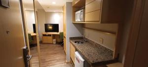 A kitchen or kitchenette at Quartos em alto-padrão LETs IDEA