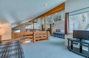 a room with a bed and a tv and a bedroom at Red Cedar - Unit 30 in Sunriver