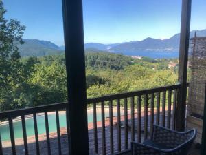 una vista desde el balcón de una casa en Agriturismo Voeuja Lago Maggiore, en Luino