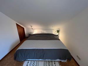 1 dormitorio con 1 cama grande en una habitación blanca en Apartment near Park, en Hamburgo