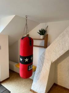 un saco de boxeo colgando del techo de una habitación en Apartment near Park, en Hamburgo