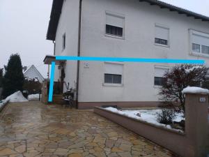 施泰爾的住宿－Ferienwohnung Josef，一边有蓝色条纹的建筑