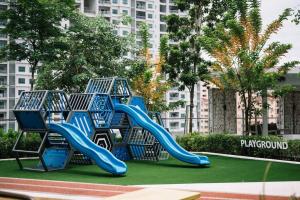 JelutongにあるNEW Infinity Pool Seaview 3Bedrooms 2Carparks 262の公園内の遊び場