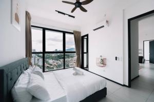 JelutongにあるNEW Infinity Pool Seaview 3Bedrooms 2Carparks 262のベッドと大きな窓のある寝室 +36枚の写真