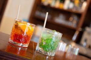 two drinks sitting on a table with straws at Hotel Alesi in Malcesine