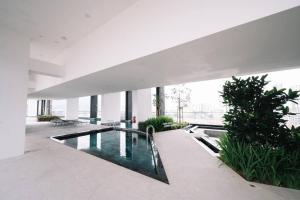 JelutongにあるNEW Infinity Pool Seaview 3Bedrooms 2Carparks 262の白い大きな建物(プール付)