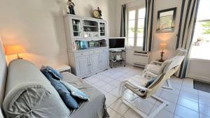 un soggiorno con un divano e due poltrone di Petite location dans résidence avec piscine et terrains de tennis a La Couarde-sur-Mer Altre 4 foto