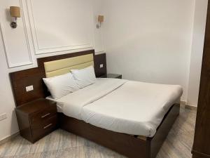 Een bed of bedden in een kamer bij الغردقه