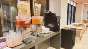 HOTEL AMANEK Kyoto Kawaramachi Gojo的咖啡和沏茶工具