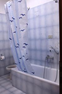 uma casa de banho com uma cortina de chuveiro com morcegos em A Casa di Francesca em Lucca