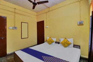Tempat tidur dalam kamar di OYO Hotel Ujjwal