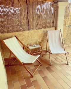 een hangmat en een stoel op een veranda bij Les Demeures du Clos in Niozelles