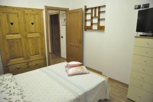 een slaapkamer met een bed met 2 kussens erop bij Vista da Sogno, Casa di Montagna per il Tuo Relax in Villadossola