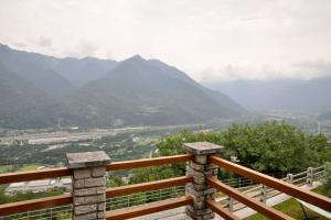 een uitzicht op een vallei met bergen in de verte bij Vista da Sogno, Casa di Montagna per il Tuo Relax in Villadossola