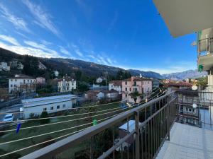 Blick auf die Stadt vom Balkon eines Gebäudes in der Unterkunft Dolce Dimora in Stresa