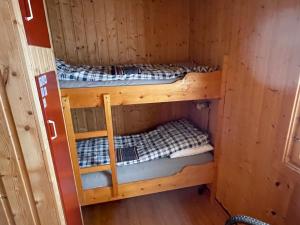 two bunk beds in a wooden cabin at Syndin seter in Ryfoss