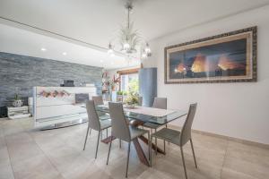 a dining room with a table and chairs at Charming Apartment La Pollona in Torino