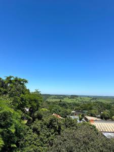 vistas a los árboles y al cielo azul en Las Calas en Puerto Rico