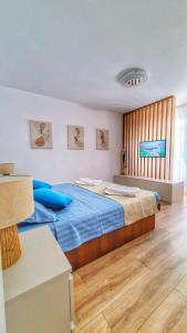 ein Schlafzimmer mit einem blauen Bett in einem Zimmer in der Unterkunft Central luxury apartment Iasi in Iaşi