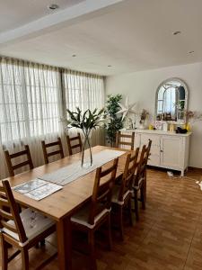 comedor con mesa de madera y sillas en Precioso apartamento con terraza en piso superior en Los Realejos