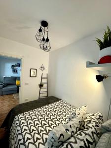a bedroom with a black and white bed at Precioso apartamento con terraza en piso superior in Los Realejos