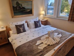 1 dormitorio con 1 cama grande con sábanas y almohadas blancas en Hotel Elisabeth Ilse en Braunlage