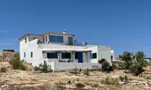 una casa blanca en medio de un campo en Dar Isma : Une maison sur océan, en Wassane