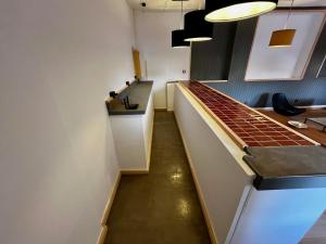 un pasillo largo con una escalera en una habitación en The Orange Teddy Bear Hostels La Peña, en Mieres