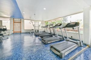 a row of treadmills in a gym at Hotel Nacional Inn Campinas Trevo in Campinas