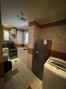 麥加的住宿－Luxurious Hilltop Apartment 9 minutes from Haram，一间带冰箱和炉灶的小厨房