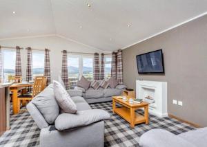 sala de estar con sofá y mesa en Scottish retreat en Banchory