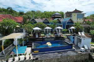 een luchtzicht op een resort met een zwembad bij Aqua Vista Villa in Nusa Lembongan