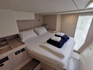 a small bed in the back of a boat at San Blas Sailing boat in Nusatupo