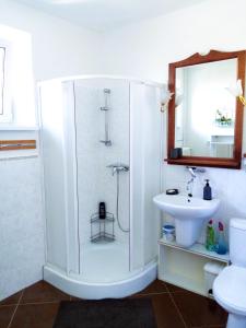 y baño con ducha y lavamanos. en Apartment Beatris en Svit
