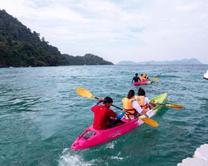 um grupo de pessoas em caiaques na água em Victoria Cliff Resort Nyaung Oo Phee Island em Nga Khin Nyo Gyee Island