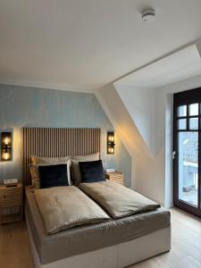 - une chambre avec un grand lit dans l'établissement H-36 RESIDENCE 1.1, à Coblence